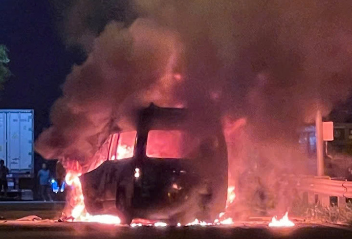 Nguy&ecirc;n nh&acirc;n xe cứu thương t&ocirc;ng &ocirc; t&ocirc; đầu k&eacute;o rồi bốc ch&aacute;y dữ dội, 3 người tử vong- Ảnh 1.