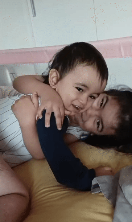 Con g&aacute;i lớn bật kh&oacute;c m&aacute;ch mẹ v&igrave; bị em tr&ecirc;u, mẹ V&otilde; Hạ Tr&acirc;m xử l&yacute; theo c&aacute;ch kh&ocirc;ng ai ngờ tới- Ảnh 1.