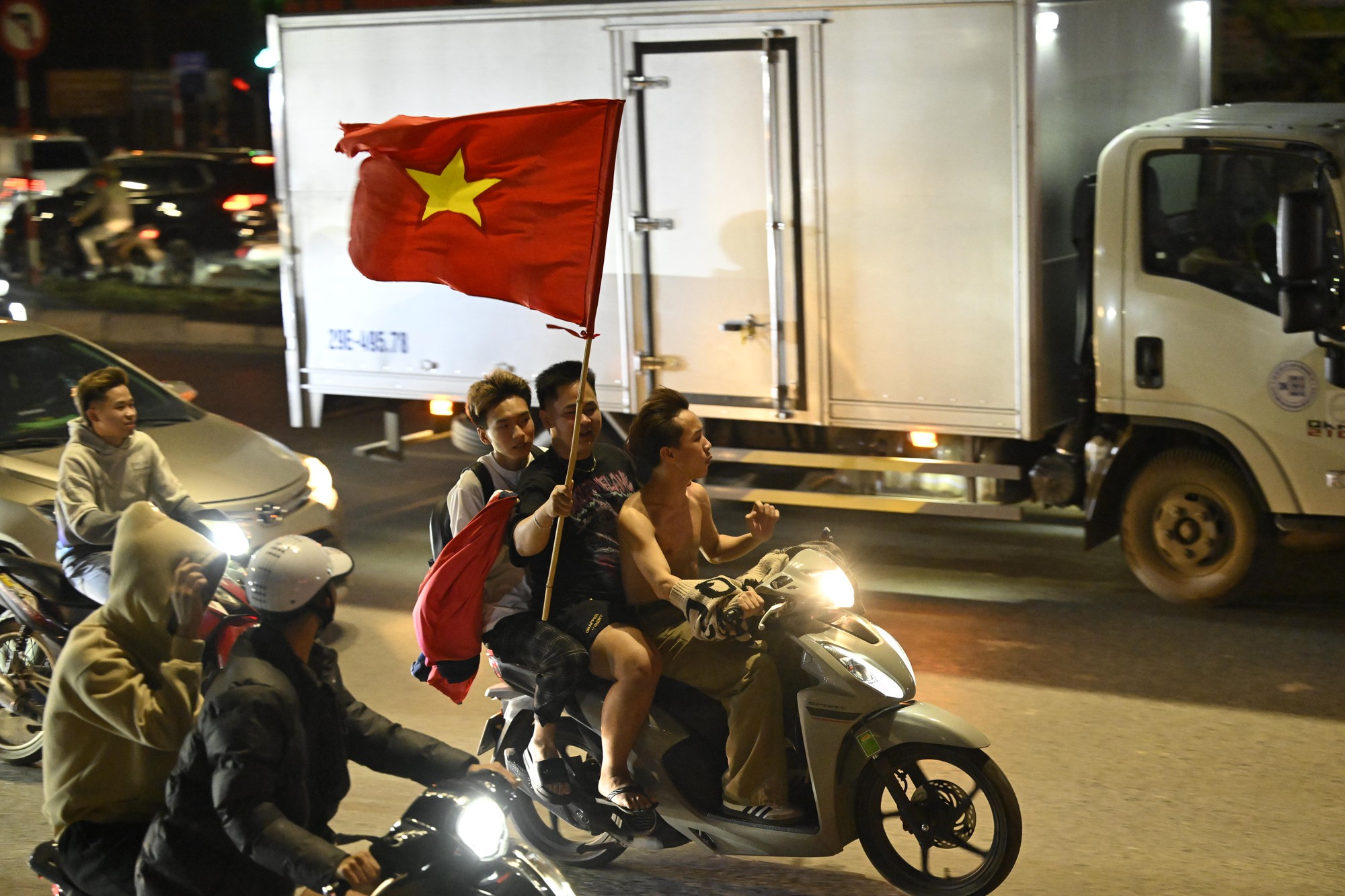 Việt Nam vô địch: Đường phố vui như Tết rồi nè!- Ảnh 7. Việt Nam vô địch: Đường phố vui như Tết rồi nè!- Ảnh 7.