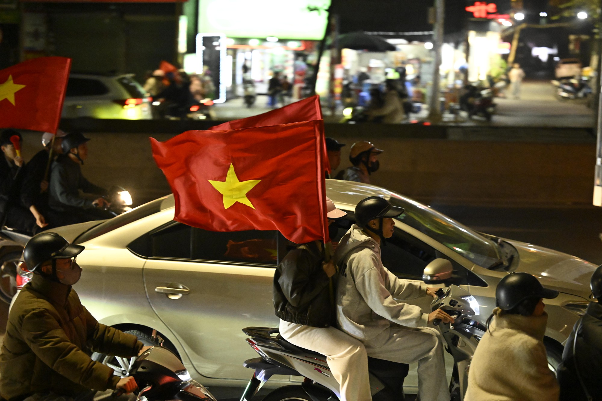 Việt Nam vô địch: Đường phố vui như Tết rồi nè!- Ảnh 6. Việt Nam vô địch: Đường phố vui như Tết rồi nè!- Ảnh 6.