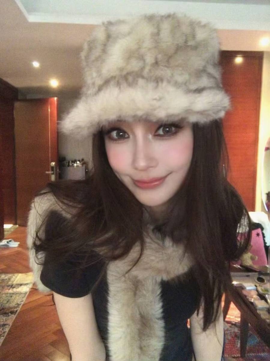 Angelababy đang l&agrave;m g&igrave; với gương mặt của m&igrave;nh vậy?- Ảnh 2.