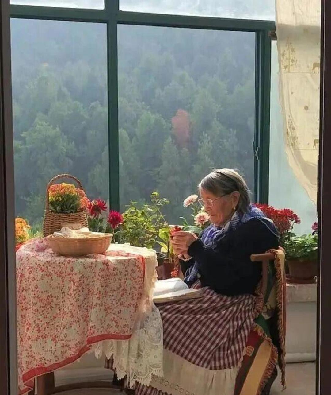 Lặng người trước ngôi nhà của cụ bà 92 tuổi: Tự chăm sóc mình, già đi thanh thản, không phiền hà con cháu- Ảnh 1. Lặng người trước ngôi nhà của cụ bà 92 tuổi: Tự chăm sóc mình, già đi thanh thản, không phiền hà con cháu- Ảnh 1.