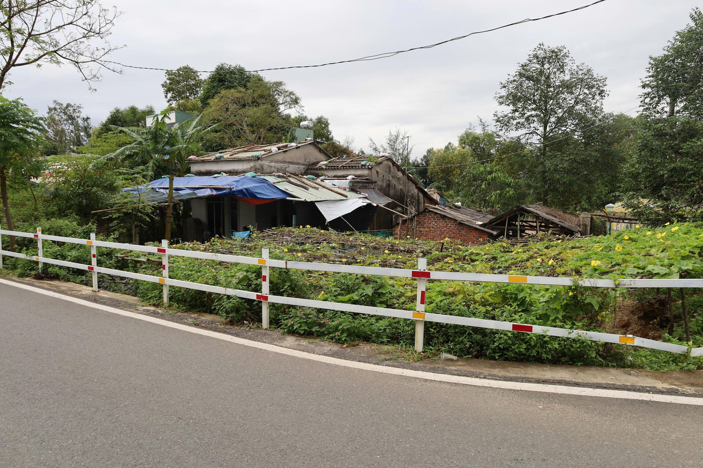 Kỳ lạ tuyến đường h&agrave;ng chục tỷ đồng c&oacute; ng&ocirc;i nh&agrave; &aacute;n ngữ giữa đường- Ảnh 8.