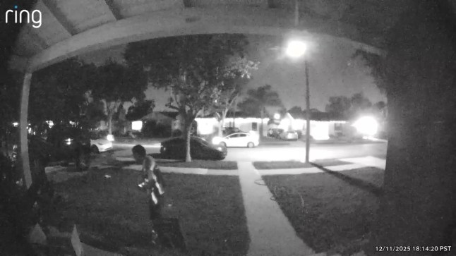 Xem camera, người phụ nữ sốc nặng khi thấy h&agrave;nh động của shipper- Ảnh 1.