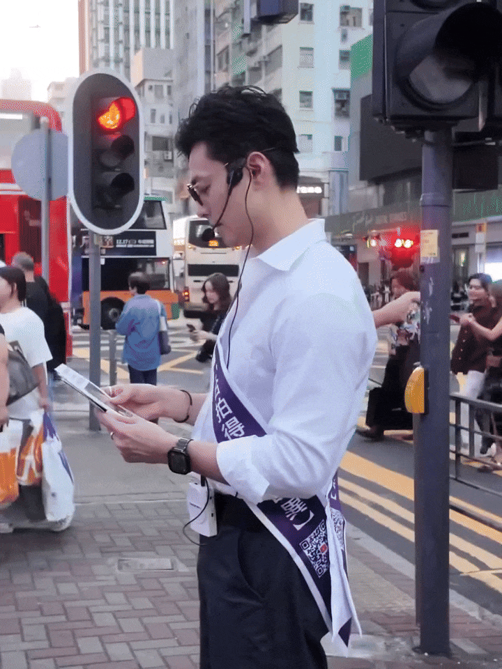 Nam diễn viên đình đám phải đi phát tờ rơi, bẽ bàng bị tất cả mọi người phớt lờ- Ảnh 1.