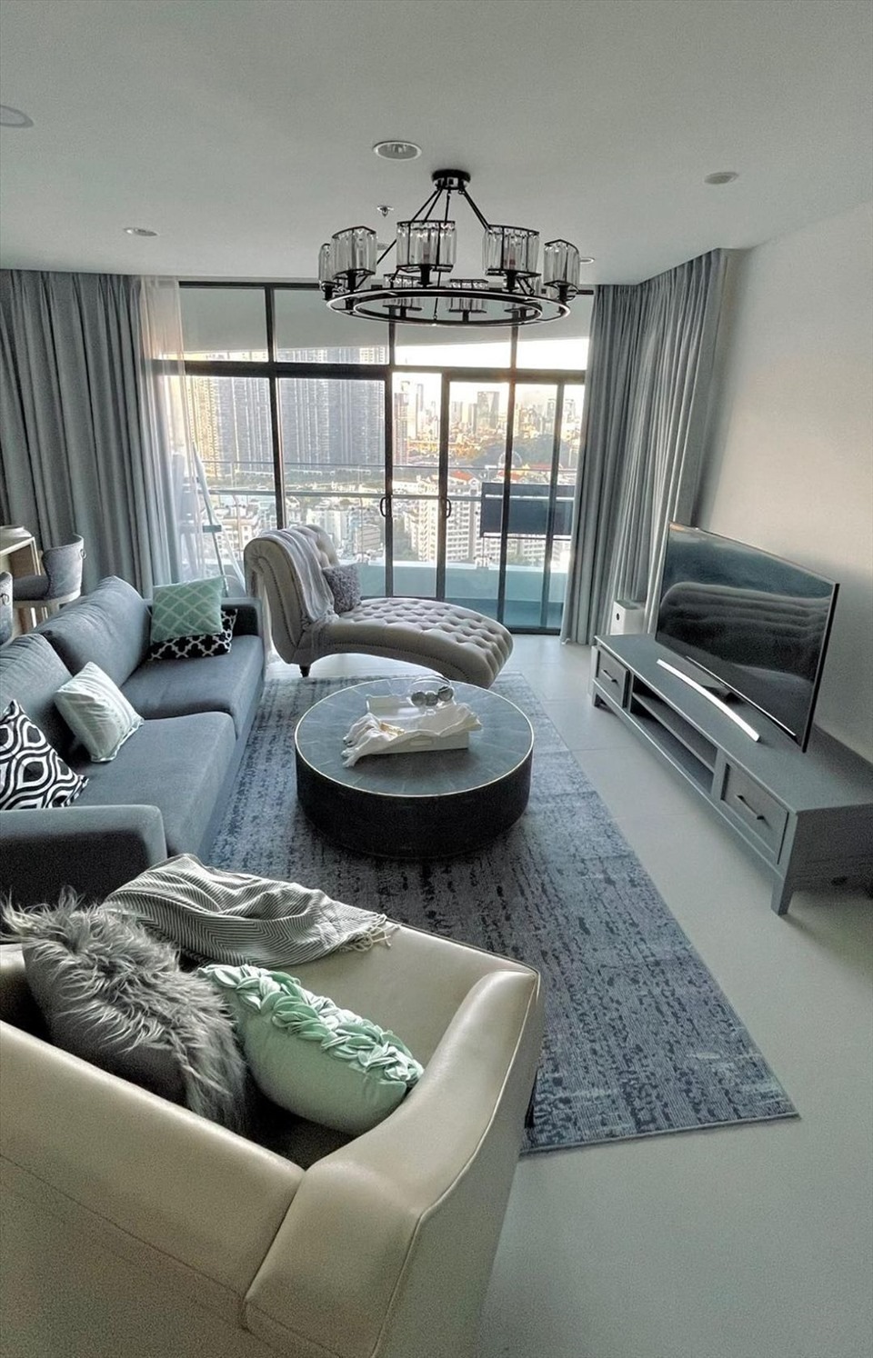 Sao nữ Vbiz lấy chồng Tây kém tuổi, hôn nhân viên mãn như cổ tích, sống đời nữ hoàng trong căn hộ 14 tỷ- Ảnh 8. Sao nữ Vbiz lấy chồng Tây kém tuổi, hôn nhân viên mãn như cổ tích, sống đời nữ hoàng trong căn hộ 14 tỷ- Ảnh 8.