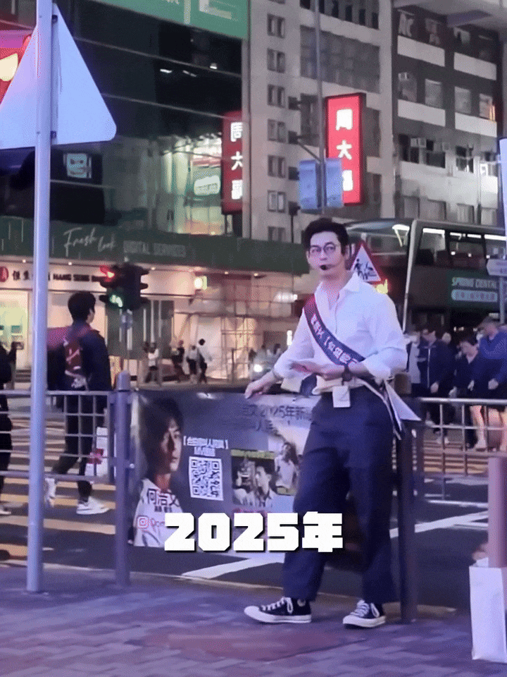 Nam diễn viên đình đám phải đi phát tờ rơi, bẽ bàng bị tất cả mọi người phớt lờ- Ảnh 2.