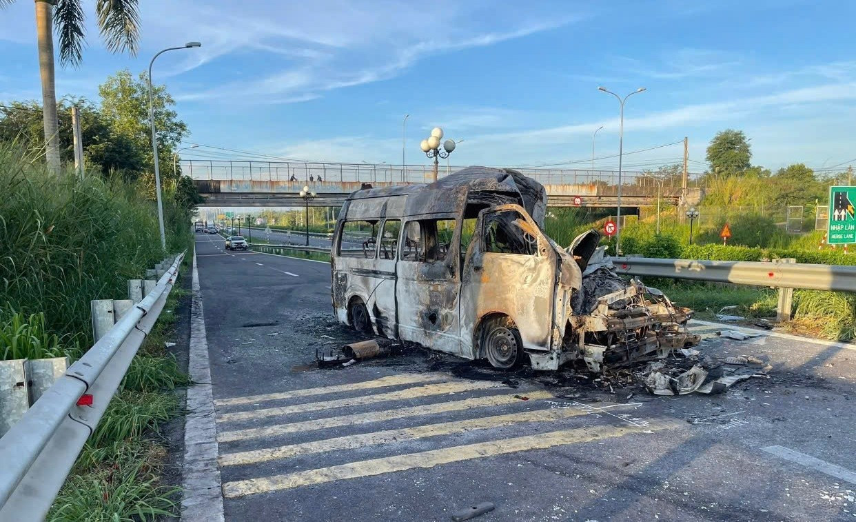 Cận cảnh khoảnh khắc xe cứu thương lao vào đuôi xe đầu kéo rồi bốc cháy dữ dội trên cao tốc TP.HCM - Dầu Giây, 3 người mắc kẹt tử vong- Ảnh 2. Cận cảnh khoảnh khắc xe cứu thương lao vào đuôi xe đầu kéo rồi bốc cháy dữ dội trên cao tốc TP.HCM - Dầu Giây, 3 người mắc kẹt tử vong- Ảnh 2.