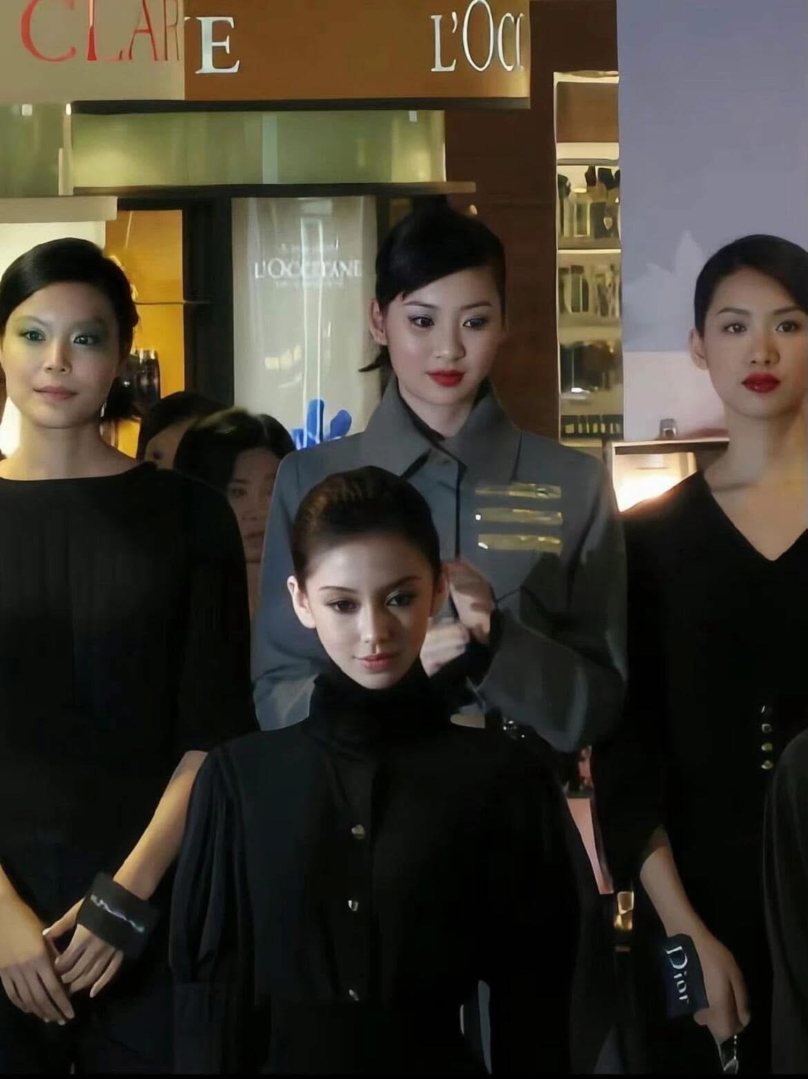 Angelababy đang l&agrave;m g&igrave; với gương mặt của m&igrave;nh vậy?- Ảnh 4.