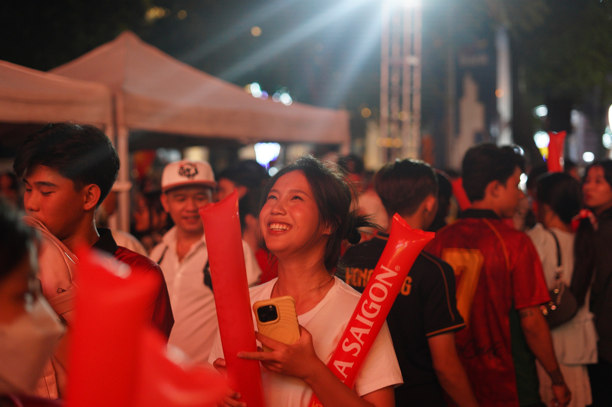 Việt Nam vô địch: Đường phố vui như Tết rồi nè!- Ảnh 3. Việt Nam vô địch: Đường phố vui như Tết rồi nè!- Ảnh 3.