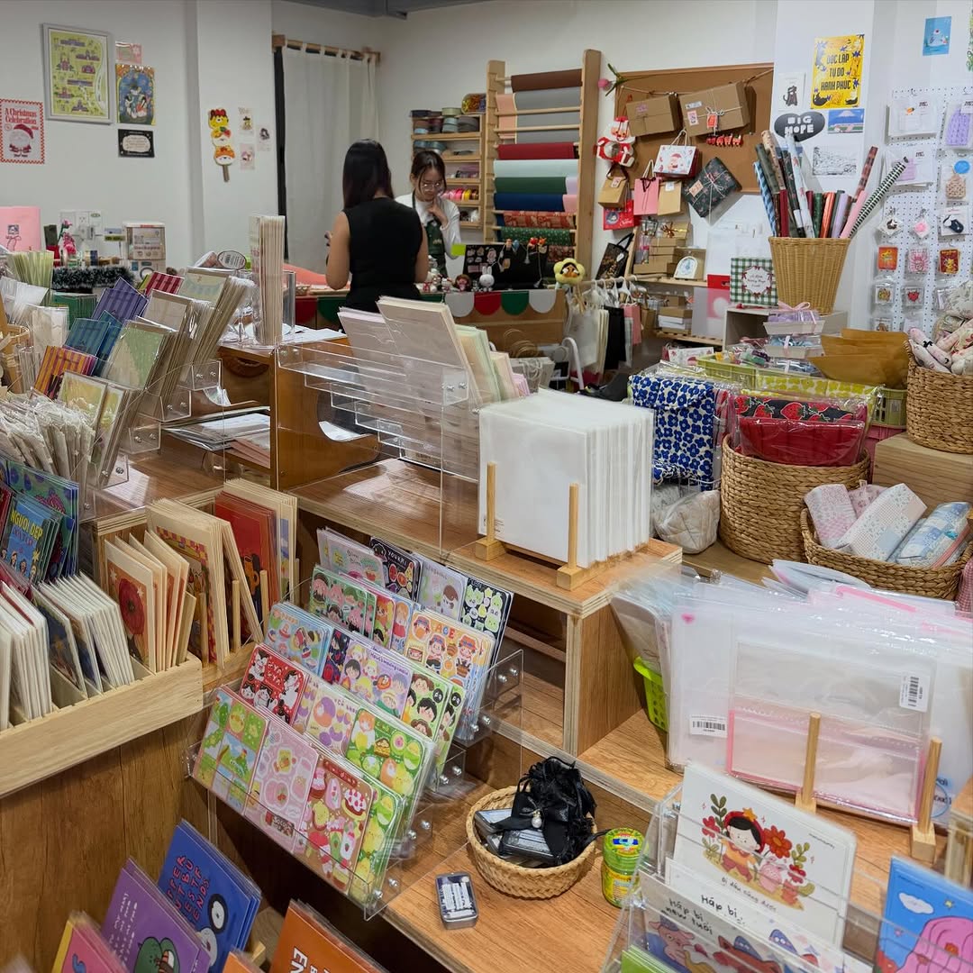 Khi người trẻ kể lại văn ho&aacute; Việt trong những cửa h&agrave;ng lưu niệm kiểu mới, 1 c&aacute;i t&ecirc;n g&acirc;y ch&uacute; &yacute; tại WeYoung 2025- Ảnh 2.