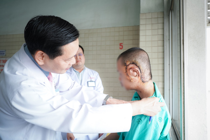 Phẫu thuật cắt bỏ khối u sợi thần kinh gần 1kg g&acirc;y biến dạng mặt- Ảnh 1.