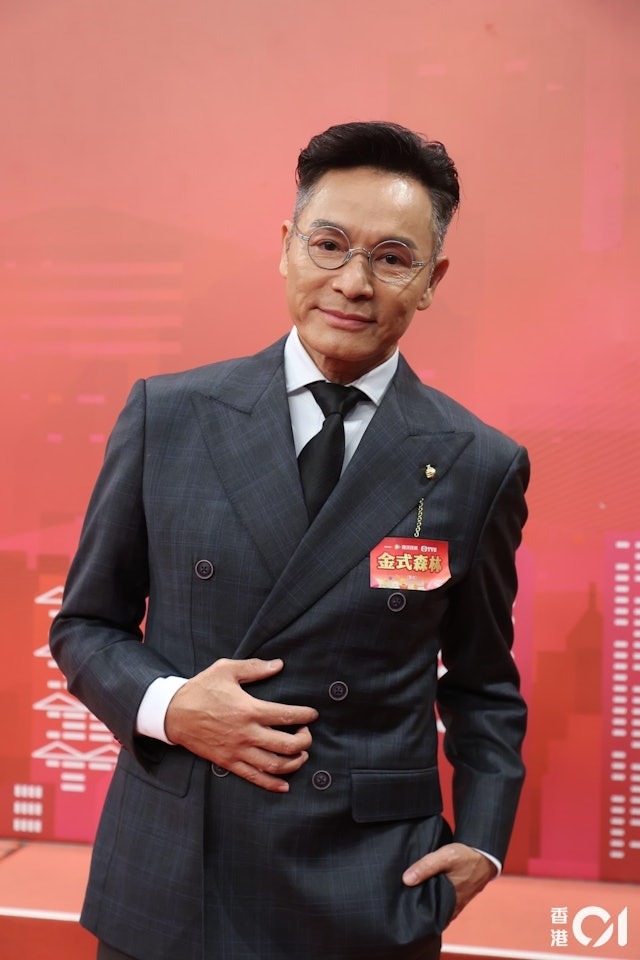 Nam diễn vi&ecirc;n 61 tuổi cứ đ&oacute;ng phim l&agrave; y&ecirc;u Hoa hậu, vừa chia tay mỹ nh&acirc;n 2K2 liền đến b&ecirc;n người đẹp 95?- Ảnh 1.