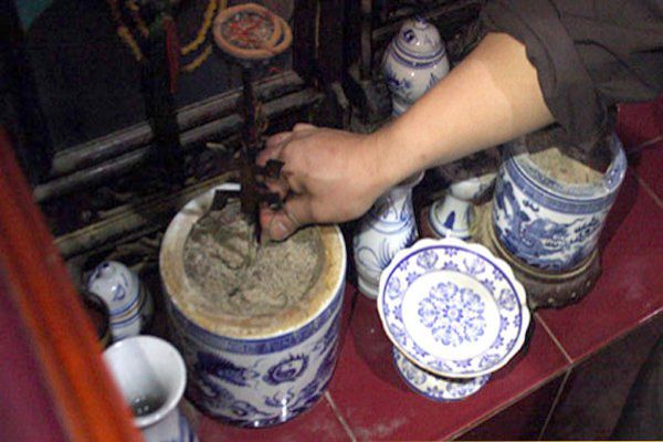 Lý giải nguyên nhân hiện tượng: Bát hương, chân hương bất ngờ cháy, xử lý như thế nào?- Ảnh 3. Lý giải nguyên nhân hiện tượng: Bát hương, chân hương bất ngờ cháy, xử lý như thế nào?- Ảnh 3.