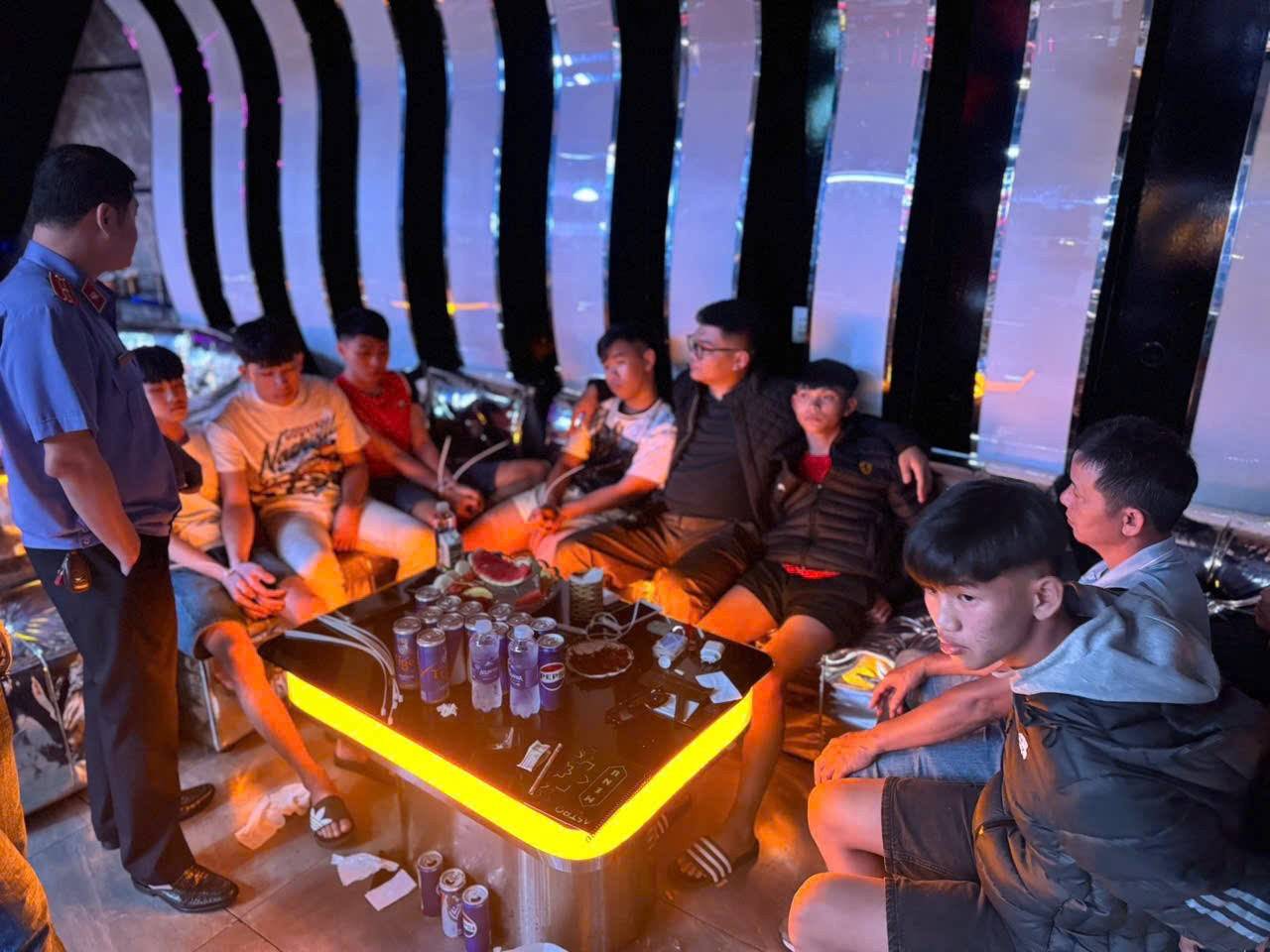 Nam sinh lớp 12 c&ugrave;ng nh&oacute;m bạn mua ma tu&yacute; mang v&agrave;o qu&aacute;n bar "bay lắc"- Ảnh 1.