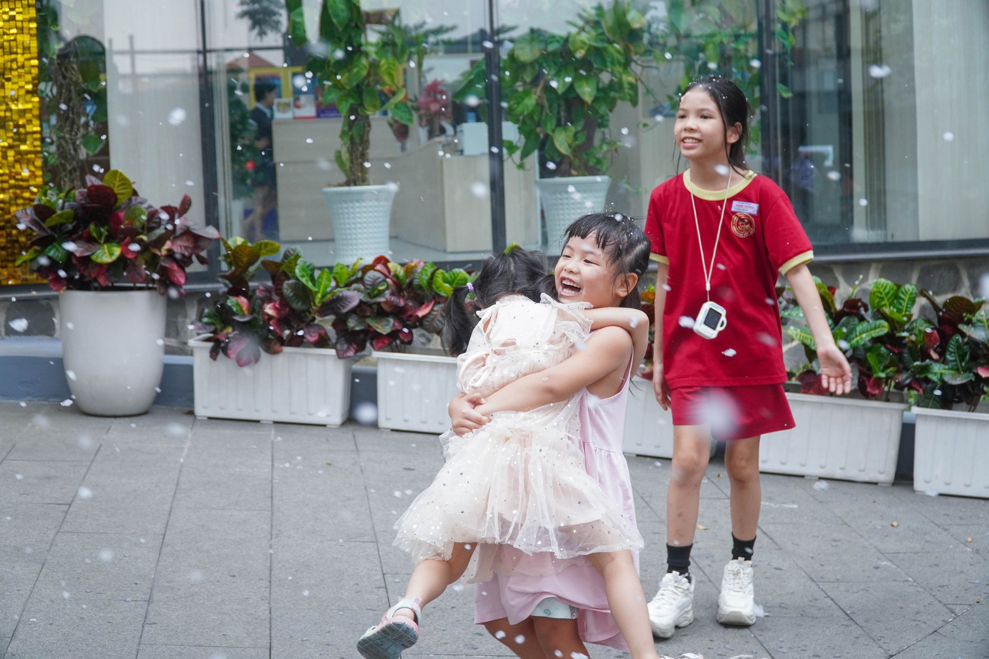 Vừa bảo vệ khóa luận xong, sinh viên ngỡ ngàng đón "tuyết rơi" giữa sân trường- Ảnh 11. Vừa bảo vệ khóa luận xong, sinh viên ngỡ ngàng đón "tuyết rơi" giữa sân trường- Ảnh 11.