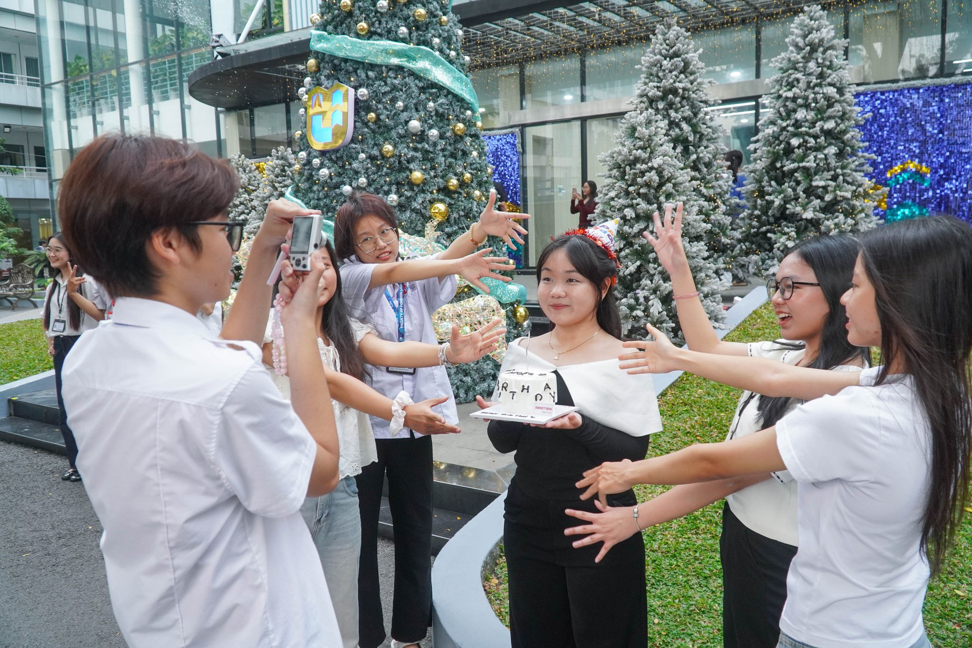 Vừa bảo vệ khóa luận xong, sinh viên ngỡ ngàng đón "tuyết rơi" giữa sân trường- Ảnh 5. Vừa bảo vệ khóa luận xong, sinh viên ngỡ ngàng đón "tuyết rơi" giữa sân trường- Ảnh 5.