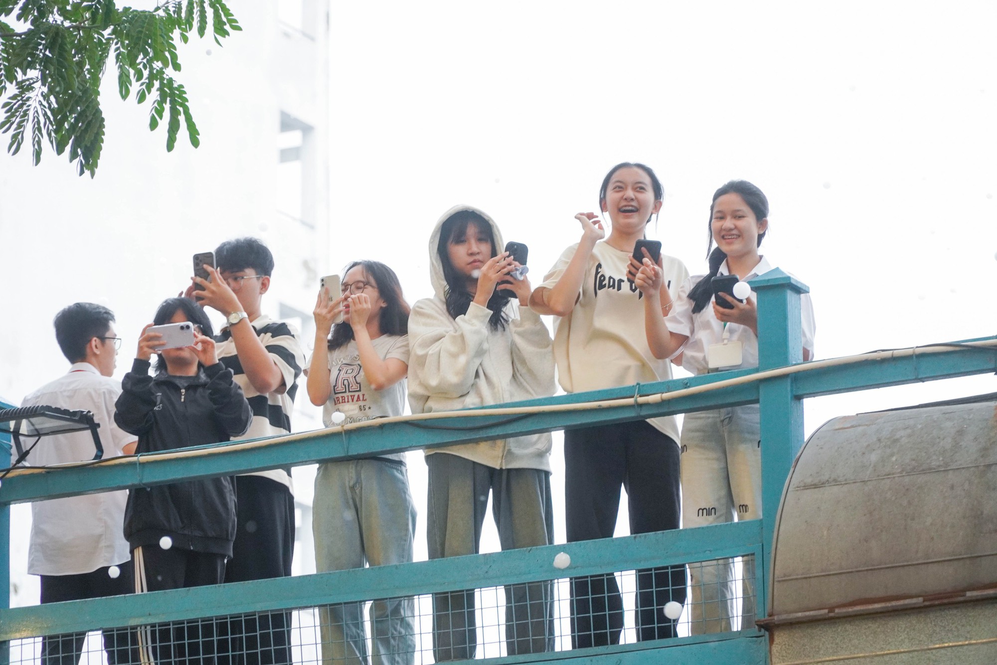 Vừa bảo vệ khóa luận xong, sinh viên ngỡ ngàng đón "tuyết rơi" giữa sân trường- Ảnh 9. Vừa bảo vệ khóa luận xong, sinh viên ngỡ ngàng đón "tuyết rơi" giữa sân trường- Ảnh 9.