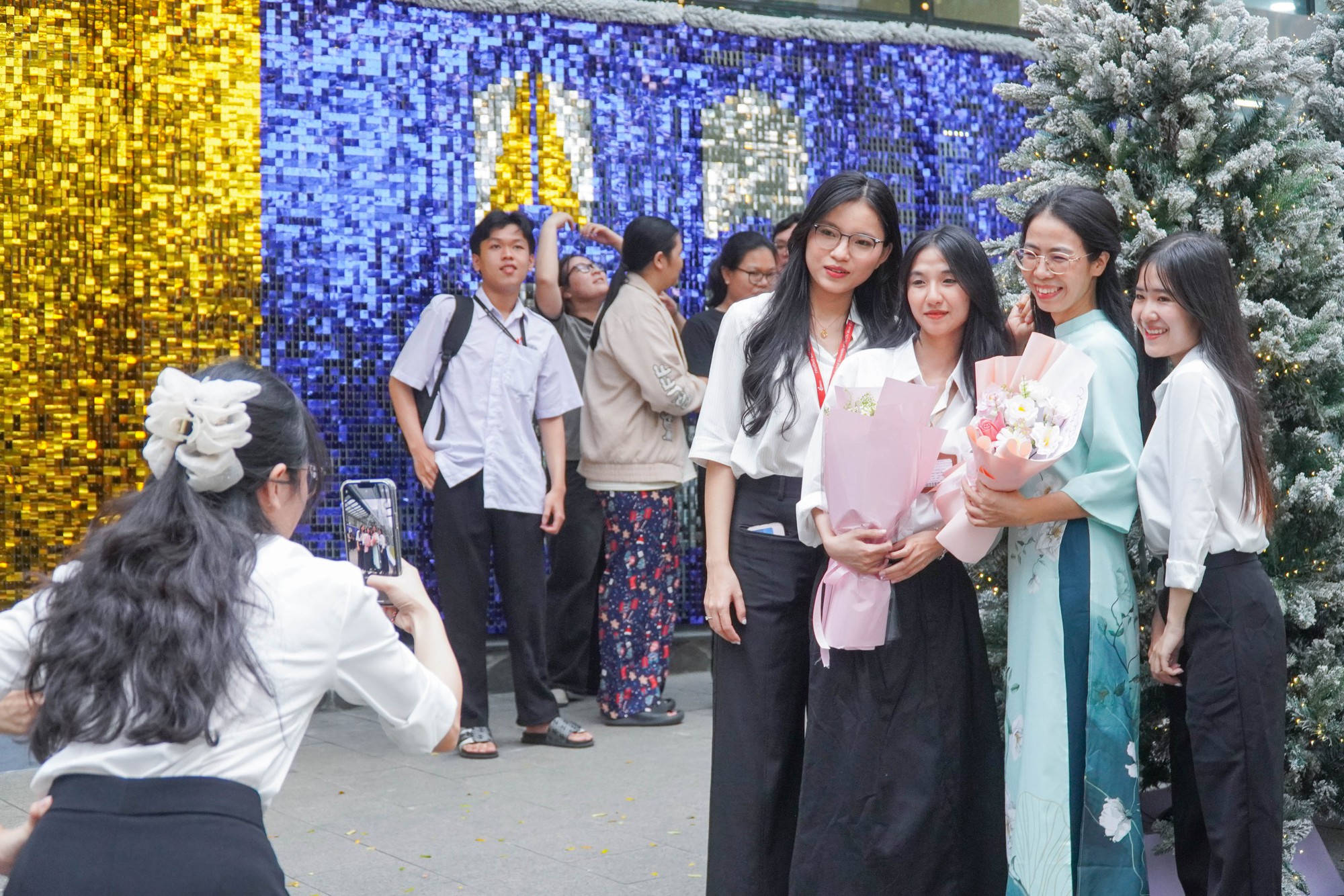 Vừa bảo vệ khóa luận xong, sinh viên ngỡ ngàng đón "tuyết rơi" giữa sân trường- Ảnh 1. Vừa bảo vệ khóa luận xong, sinh viên ngỡ ngàng đón "tuyết rơi" giữa sân trường- Ảnh 1.