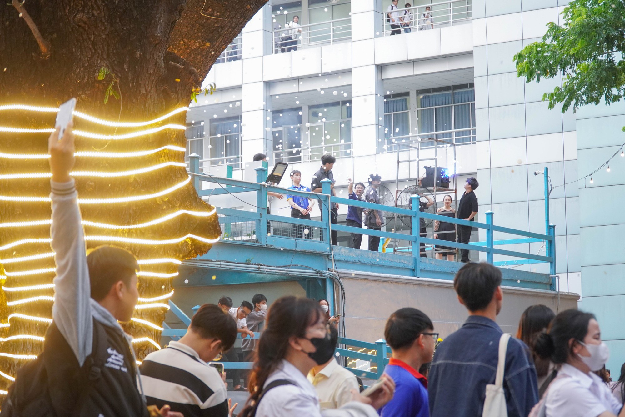 Vừa bảo vệ khóa luận xong, sinh viên ngỡ ngàng đón "tuyết rơi" giữa sân trường- Ảnh 7. Vừa bảo vệ khóa luận xong, sinh viên ngỡ ngàng đón "tuyết rơi" giữa sân trường- Ảnh 7.