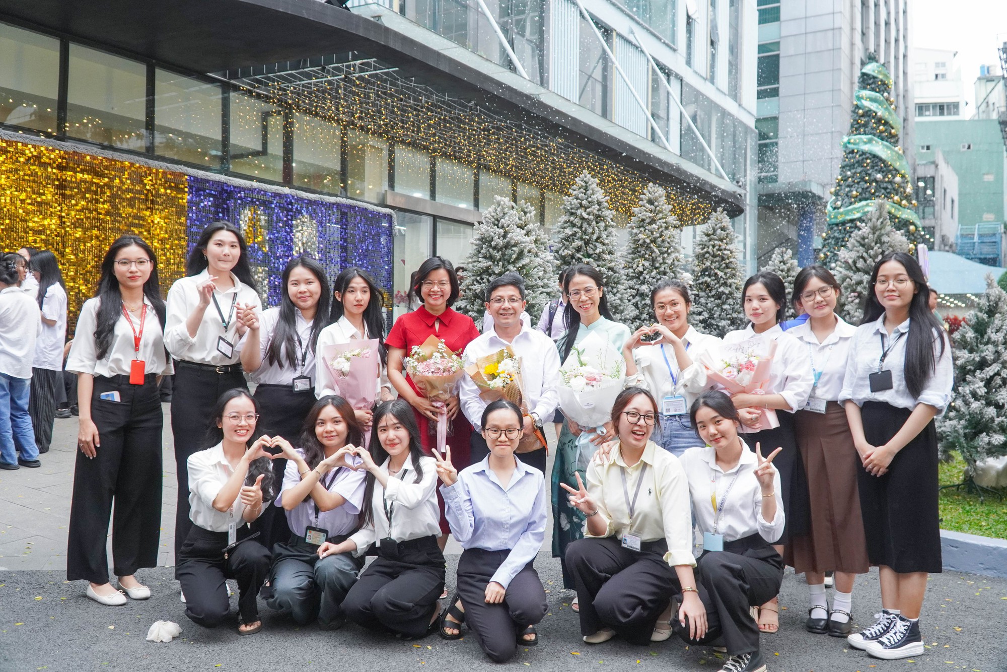 Vừa bảo vệ khóa luận xong, sinh viên ngỡ ngàng đón "tuyết rơi" giữa sân trường- Ảnh 3. Vừa bảo vệ khóa luận xong, sinh viên ngỡ ngàng đón "tuyết rơi" giữa sân trường- Ảnh 3.