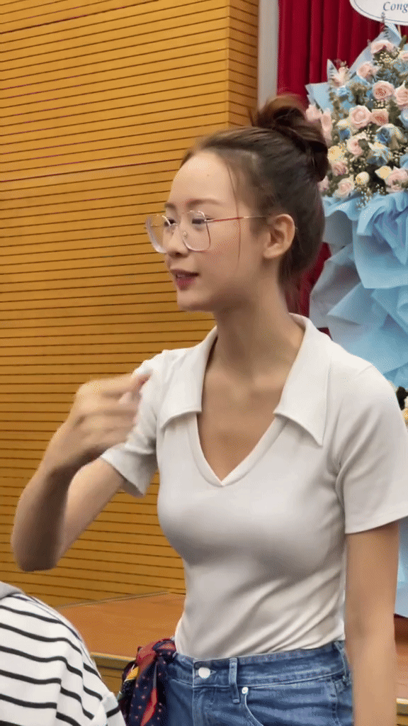 Cô mọt sách quê Cần Thơ có nhan sắc số 1 lục địa: Hào quang học bá toả sáng mọi khung hình- Ảnh 10. Cô mọt sách quê Cần Thơ có nhan sắc số 1 lục địa: Hào quang học bá toả sáng mọi khung hình- Ảnh 10.