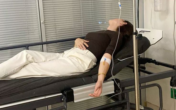 Nữ gi&aacute;o vi&ecirc;n tiểu học kh&oacute;c nấc khi ph&aacute;t hiện ung thư ruột: 