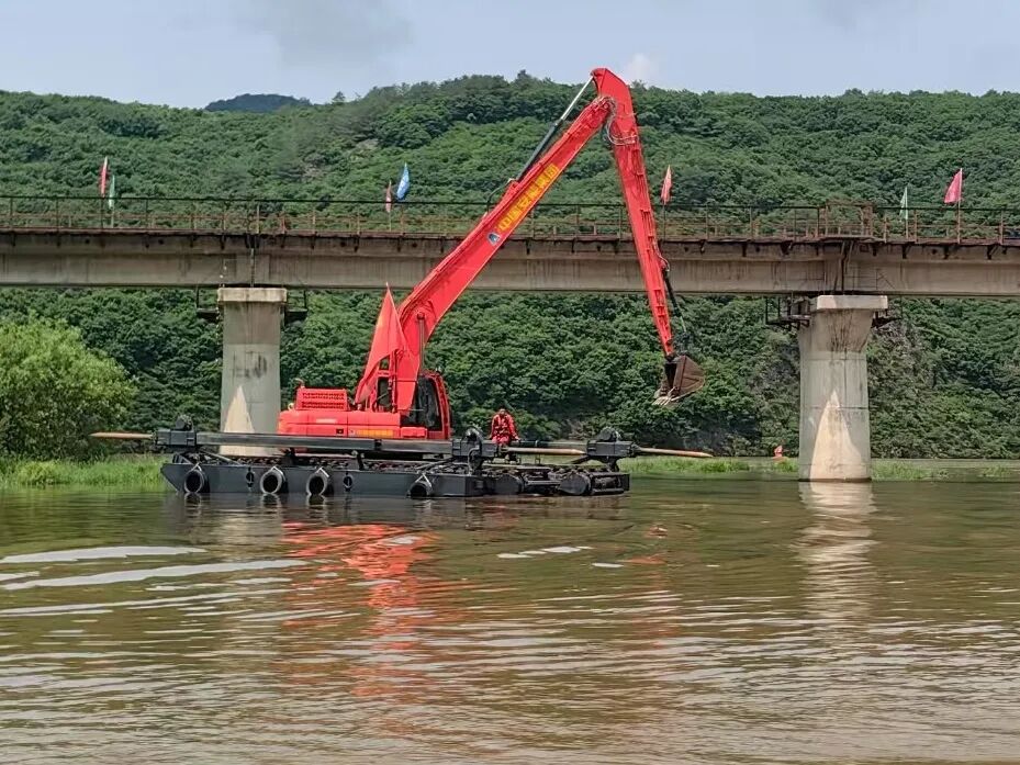 Ph&aacute;t minh của Trung Quốc l&agrave;m rung chuyển ng&agrave;nh x&acirc;y dựng v&agrave; cứu hộ: m&aacute;y x&uacute;c 'biến h&igrave;nh' th&agrave;nh t&agrave;u thủy, hoạt động li&ecirc;n tục 12 giờ giữa v&ugrave;ng lũ lụt- Ảnh 3.