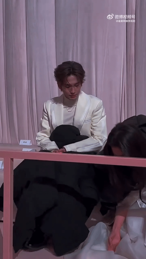 Cực h&igrave;nh đi thảm đỏ của mỹ nh&acirc;n Cbiz- Ảnh 8.