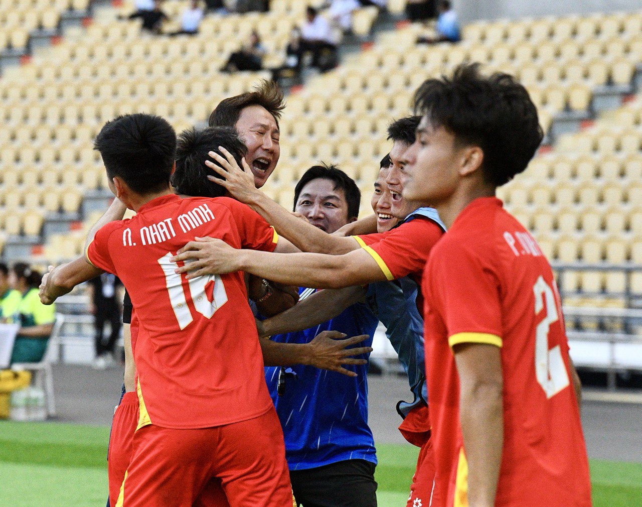 Hot: Lộ danh tính tổ trọng tài trận chung kết giữa U22 Việt Nam và U22 Thái Lan tối nay ở SEA Games 33- Ảnh 2. Hot: Lộ danh tính tổ trọng tài trận chung kết giữa U22 Việt Nam và U22 Thái Lan tối nay ở SEA Games 33- Ảnh 2.
