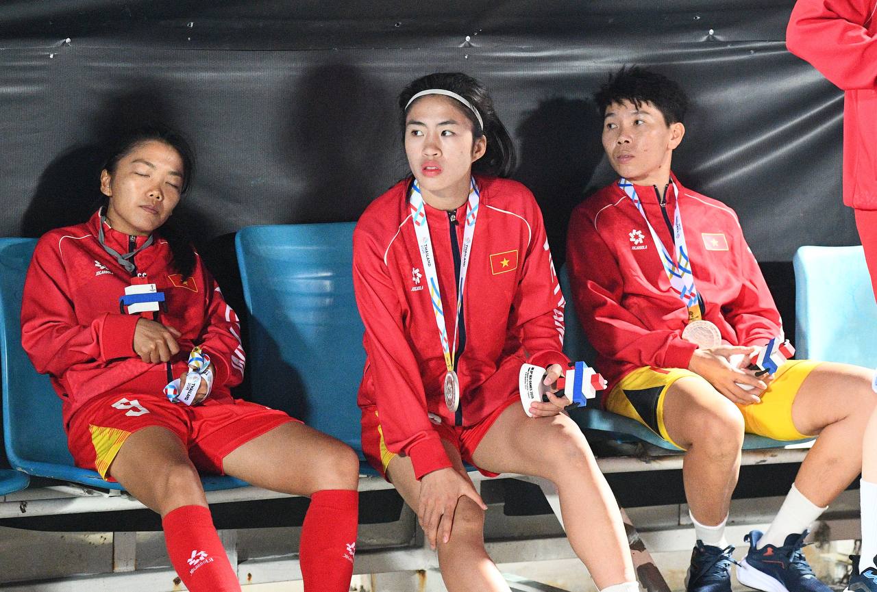 Đêm SEA Games đầy uất ức của Bích Thuỳ: Mất trắng bàn thắng, phản ứng gắt vì bị thay ra, rơi nước mắt bất lực- Ảnh 33. Đêm SEA Games đầy uất ức của Bích Thuỳ: Mất trắng bàn thắng, phản ứng gắt vì bị thay ra, rơi nước mắt bất lực- Ảnh 33.