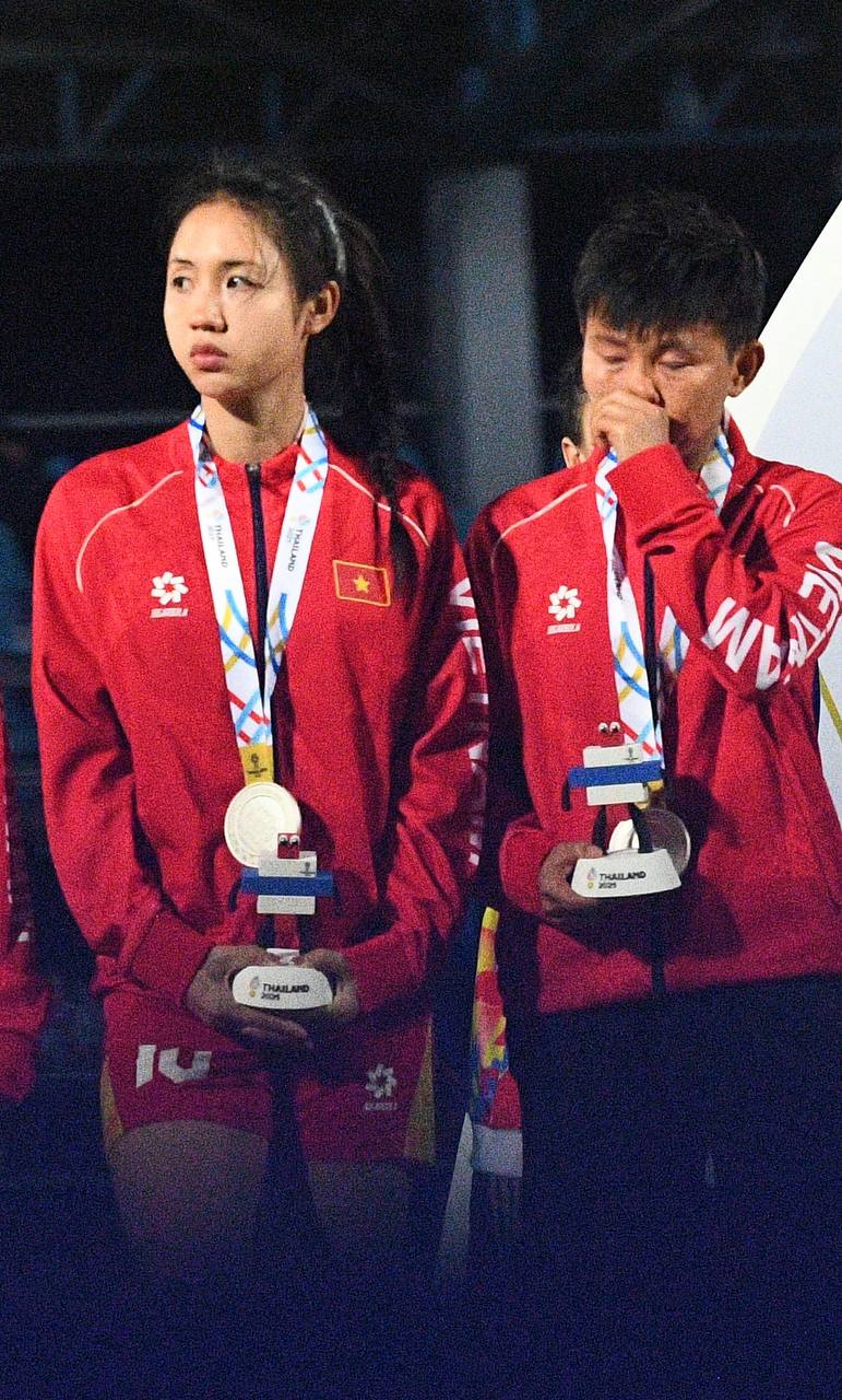 Đêm SEA Games đầy uất ức của Bích Thuỳ: Mất trắng bàn thắng, phản ứng gắt vì bị thay ra, rơi nước mắt bất lực- Ảnh 27. Đêm SEA Games đầy uất ức của Bích Thuỳ: Mất trắng bàn thắng, phản ứng gắt vì bị thay ra, rơi nước mắt bất lực- Ảnh 27.