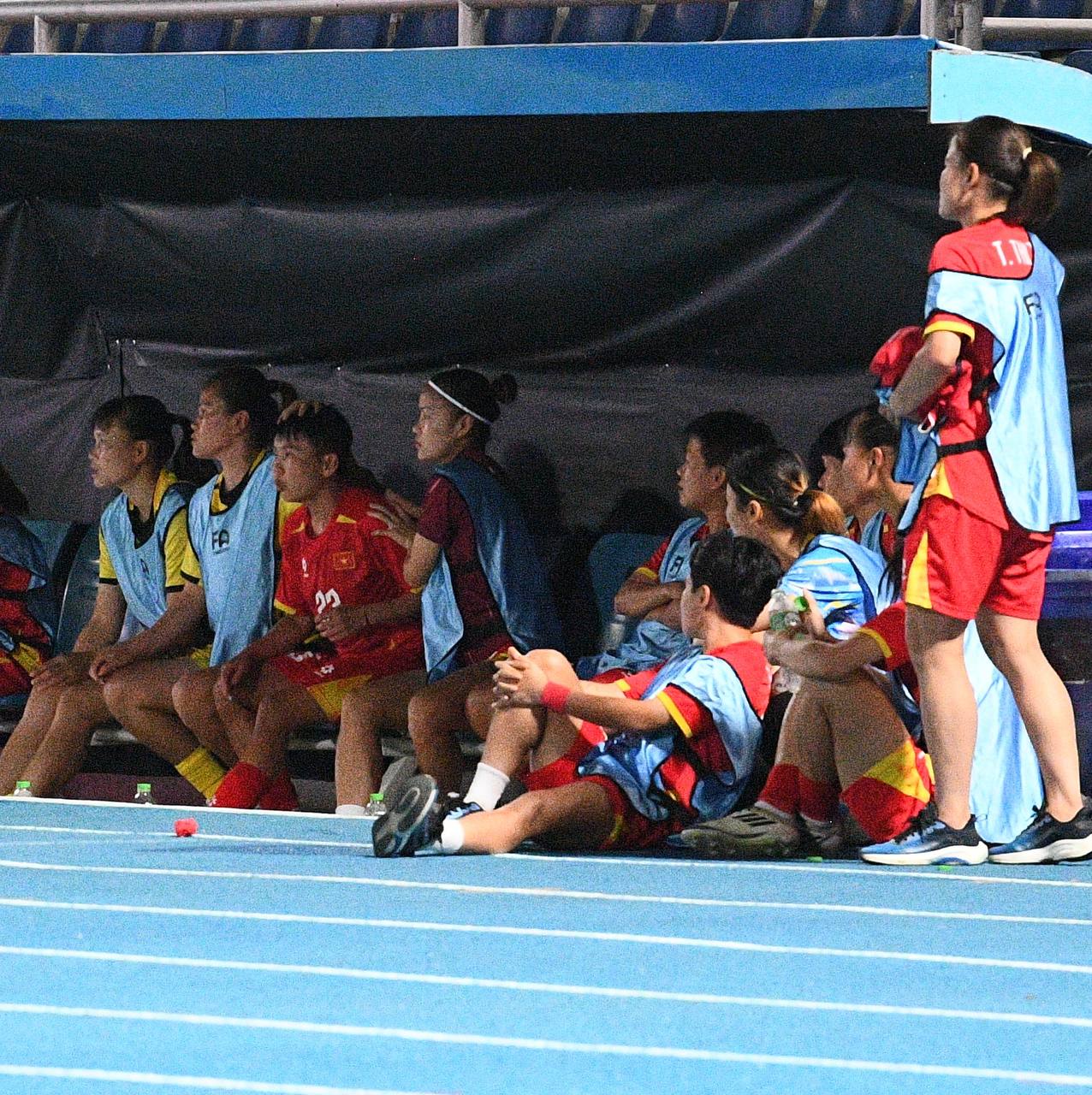 Đêm SEA Games đầy uất ức của Bích Thuỳ: Mất trắng bàn thắng, phản ứng gắt vì bị thay ra, rơi nước mắt bất lực- Ảnh 19. Đêm SEA Games đầy uất ức của Bích Thuỳ: Mất trắng bàn thắng, phản ứng gắt vì bị thay ra, rơi nước mắt bất lực- Ảnh 19.