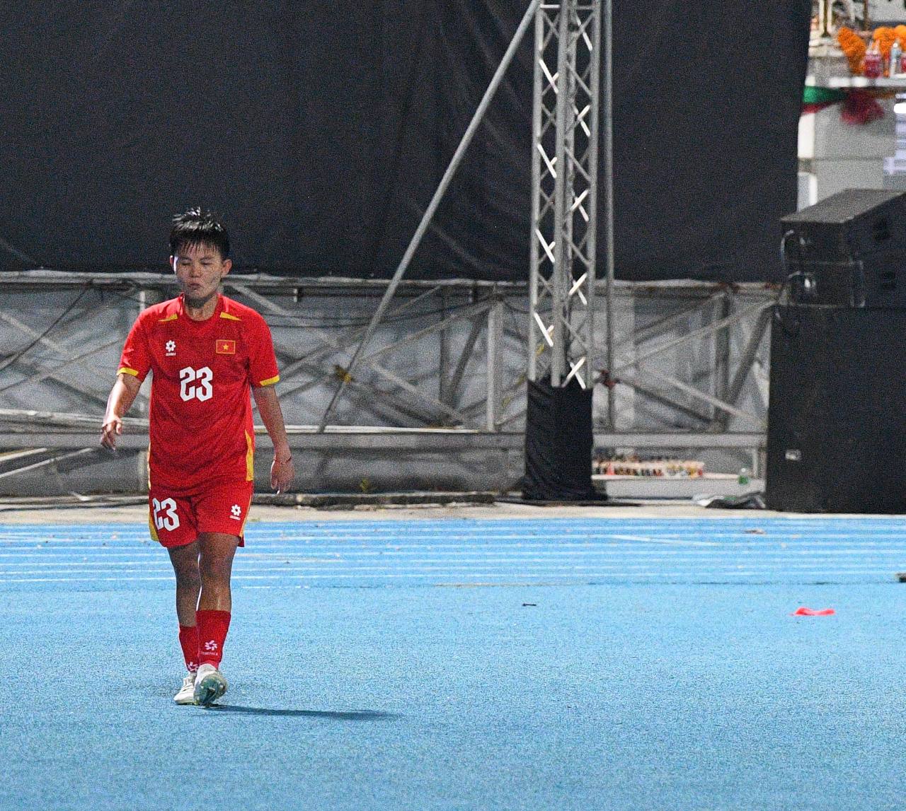 Đêm SEA Games đầy uất ức của Bích Thuỳ: Mất trắng bàn thắng, phản ứng gắt vì bị thay ra, rơi nước mắt bất lực- Ảnh 17. Đêm SEA Games đầy uất ức của Bích Thuỳ: Mất trắng bàn thắng, phản ứng gắt vì bị thay ra, rơi nước mắt bất lực- Ảnh 17.