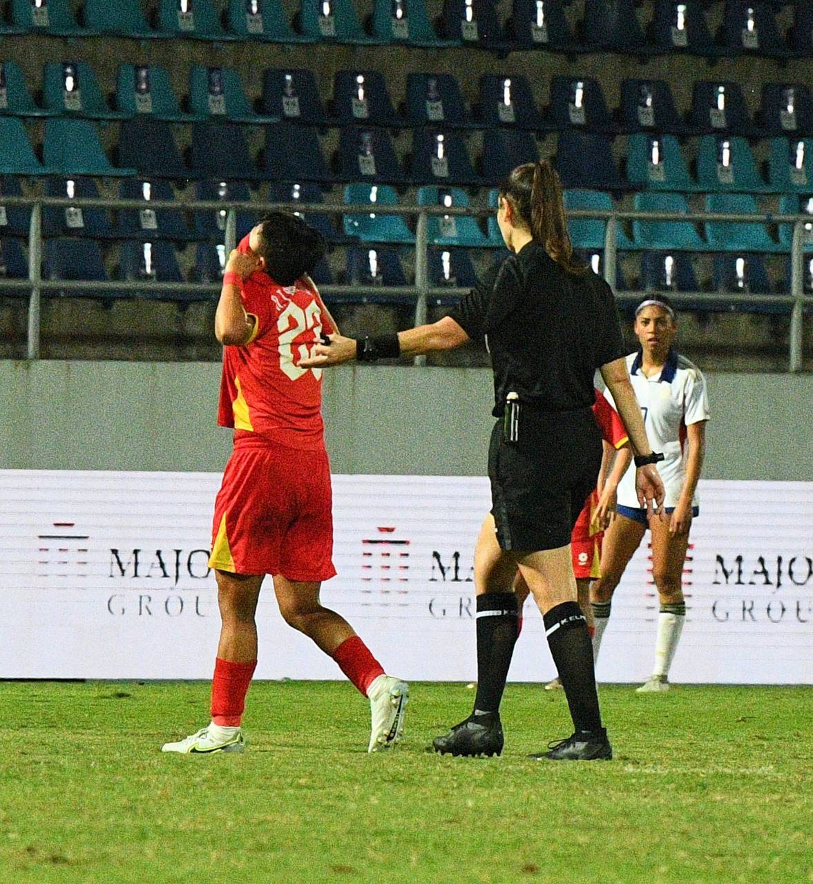 Đêm SEA Games đầy uất ức của Bích Thuỳ: Mất trắng bàn thắng, phản ứng gắt vì bị thay ra, rơi nước mắt bất lực- Ảnh 15. Đêm SEA Games đầy uất ức của Bích Thuỳ: Mất trắng bàn thắng, phản ứng gắt vì bị thay ra, rơi nước mắt bất lực- Ảnh 15.