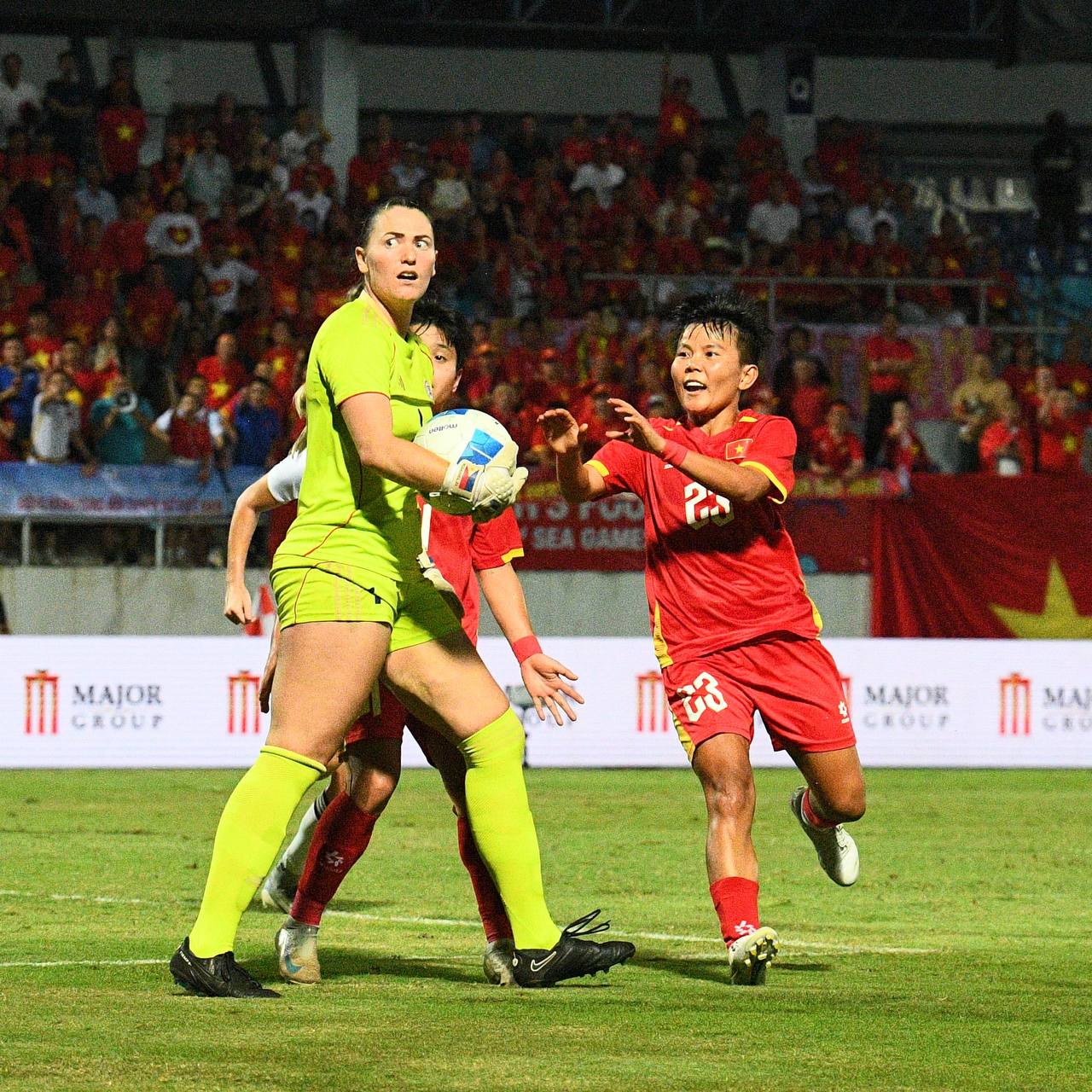 Đêm SEA Games đầy uất ức của Bích Thuỳ: Mất trắng bàn thắng, phản ứng gắt vì bị thay ra, rơi nước mắt bất lực- Ảnh 13. Đêm SEA Games đầy uất ức của Bích Thuỳ: Mất trắng bàn thắng, phản ứng gắt vì bị thay ra, rơi nước mắt bất lực- Ảnh 13.