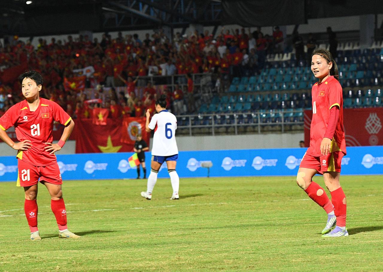 Đêm SEA Games đầy uất ức của Bích Thuỳ: Mất trắng bàn thắng, phản ứng gắt vì bị thay ra, rơi nước mắt bất lực- Ảnh 8. Đêm SEA Games đầy uất ức của Bích Thuỳ: Mất trắng bàn thắng, phản ứng gắt vì bị thay ra, rơi nước mắt bất lực- Ảnh 8.