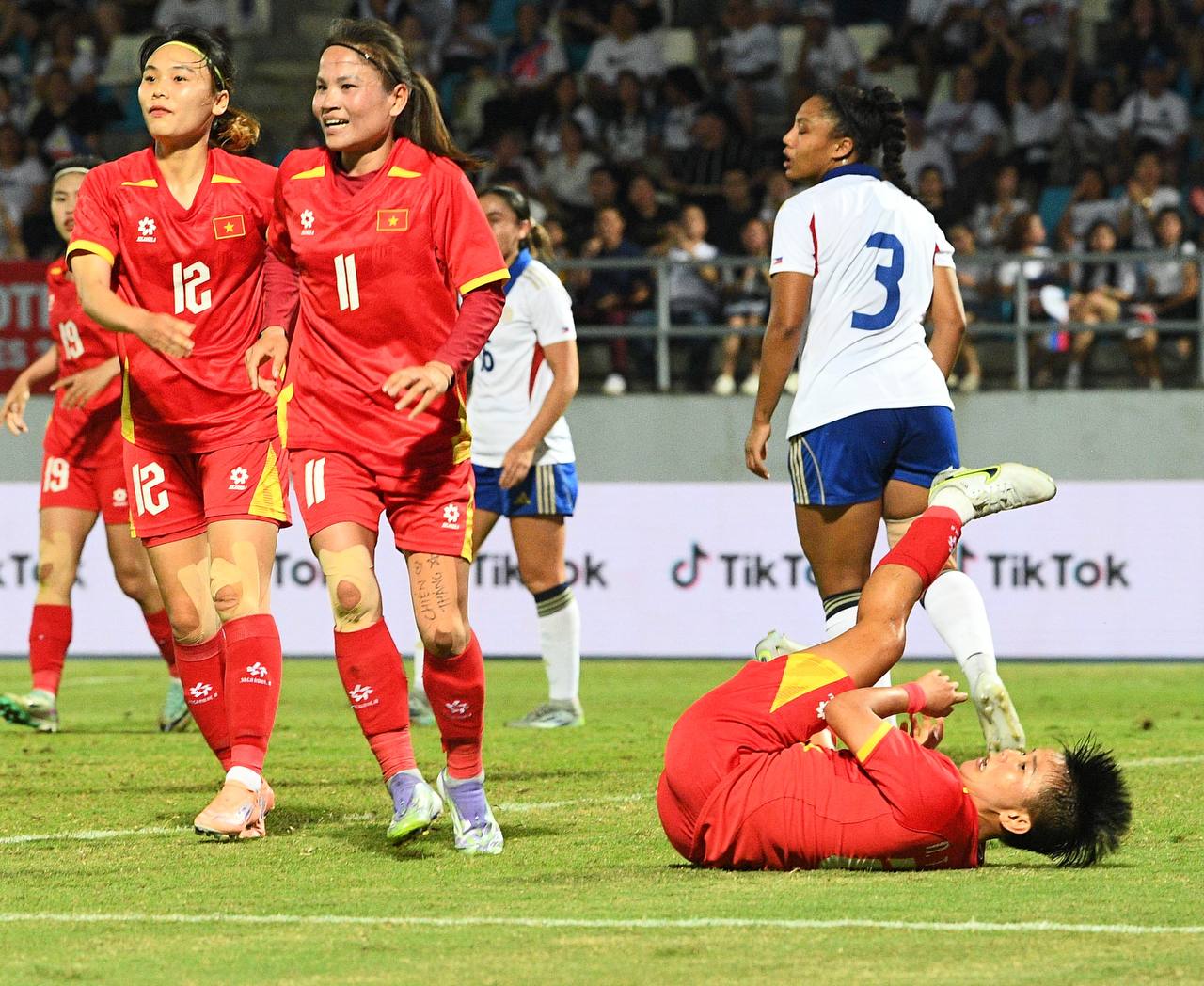 Đêm SEA Games đầy uất ức của Bích Thuỳ: Mất trắng bàn thắng, phản ứng gắt vì bị thay ra, rơi nước mắt bất lực- Ảnh 5. Đêm SEA Games đầy uất ức của Bích Thuỳ: Mất trắng bàn thắng, phản ứng gắt vì bị thay ra, rơi nước mắt bất lực- Ảnh 5.