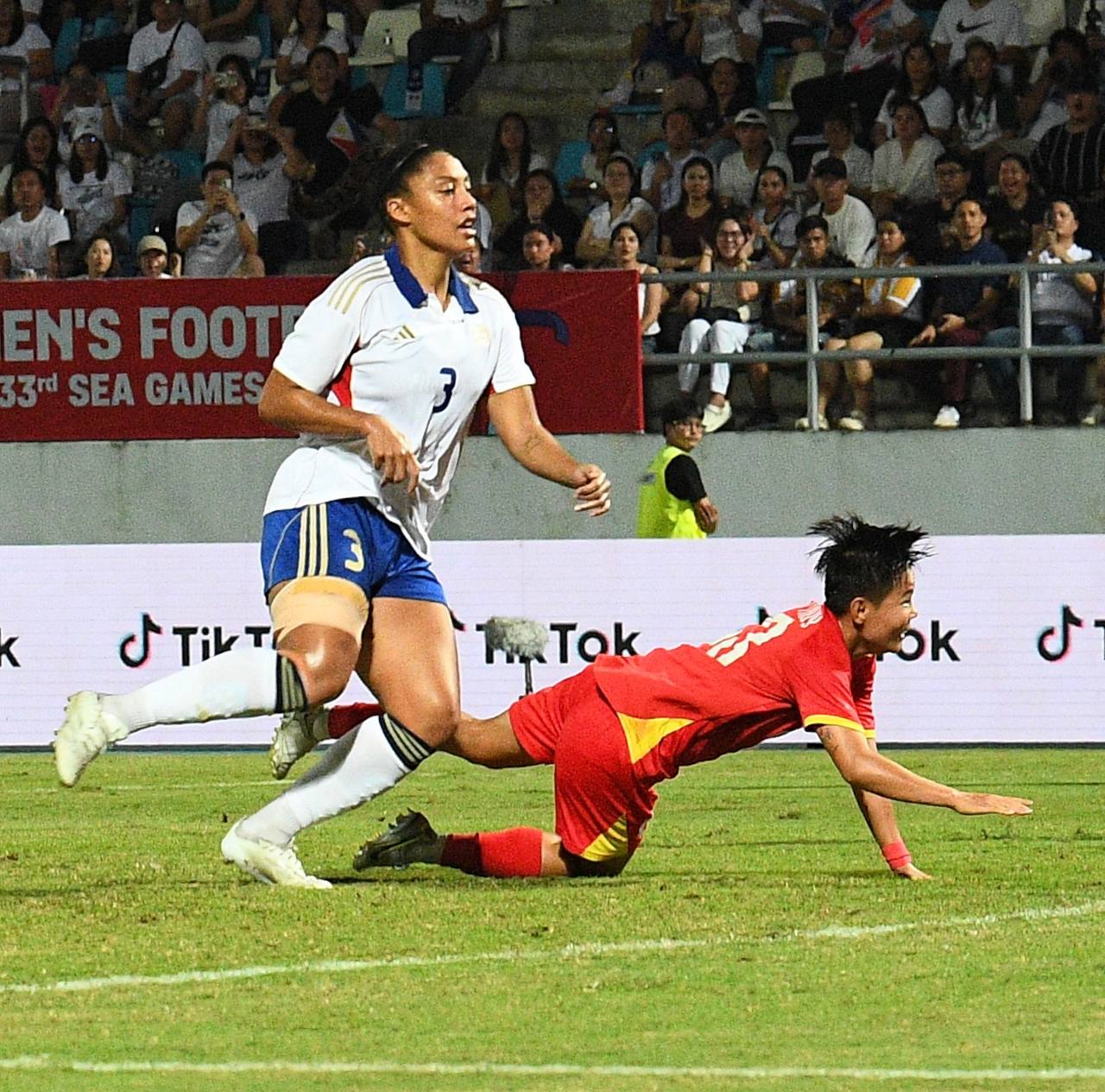 Đêm SEA Games đầy uất ức của Bích Thuỳ: Mất trắng bàn thắng, phản ứng gắt vì bị thay ra, rơi nước mắt bất lực- Ảnh 2. Đêm SEA Games đầy uất ức của Bích Thuỳ: Mất trắng bàn thắng, phản ứng gắt vì bị thay ra, rơi nước mắt bất lực- Ảnh 2.