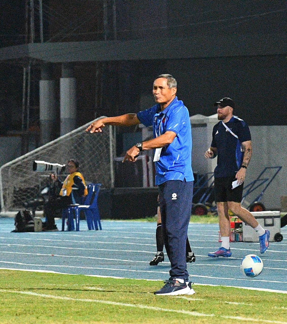 Chạnh lòng khoảnh khắc HLV Mai Đức Chung ho khan, mệt mỏi ở cabin ban huấn luyện- Ảnh 5. Chạnh lòng khoảnh khắc HLV Mai Đức Chung ho khan, mệt mỏi ở cabin ban huấn luyện- Ảnh 5.