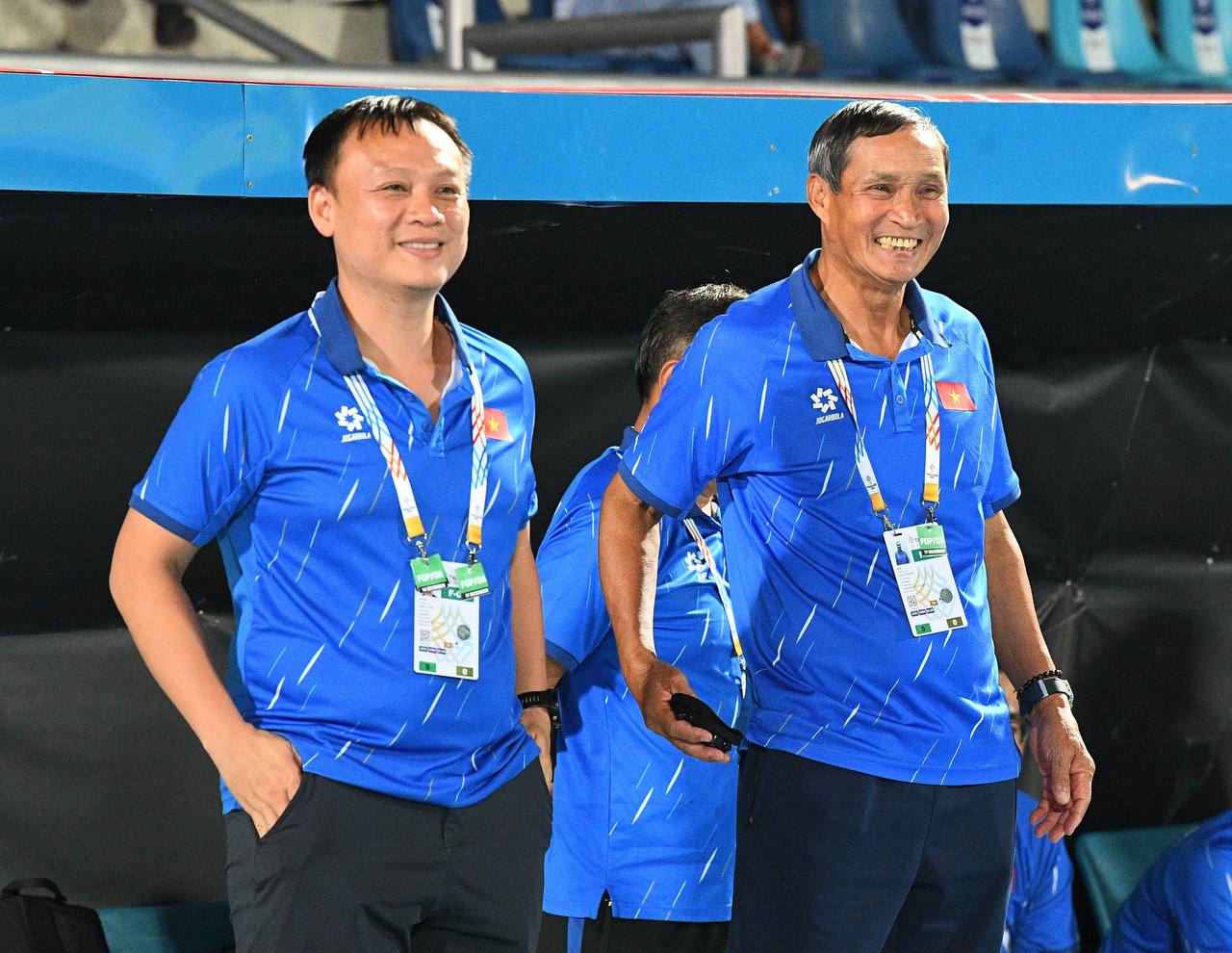 Chạnh lòng khoảnh khắc HLV Mai Đức Chung ho khan, mệt mỏi ở cabin ban huấn luyện- Ảnh 2. Chạnh lòng khoảnh khắc HLV Mai Đức Chung ho khan, mệt mỏi ở cabin ban huấn luyện- Ảnh 2.