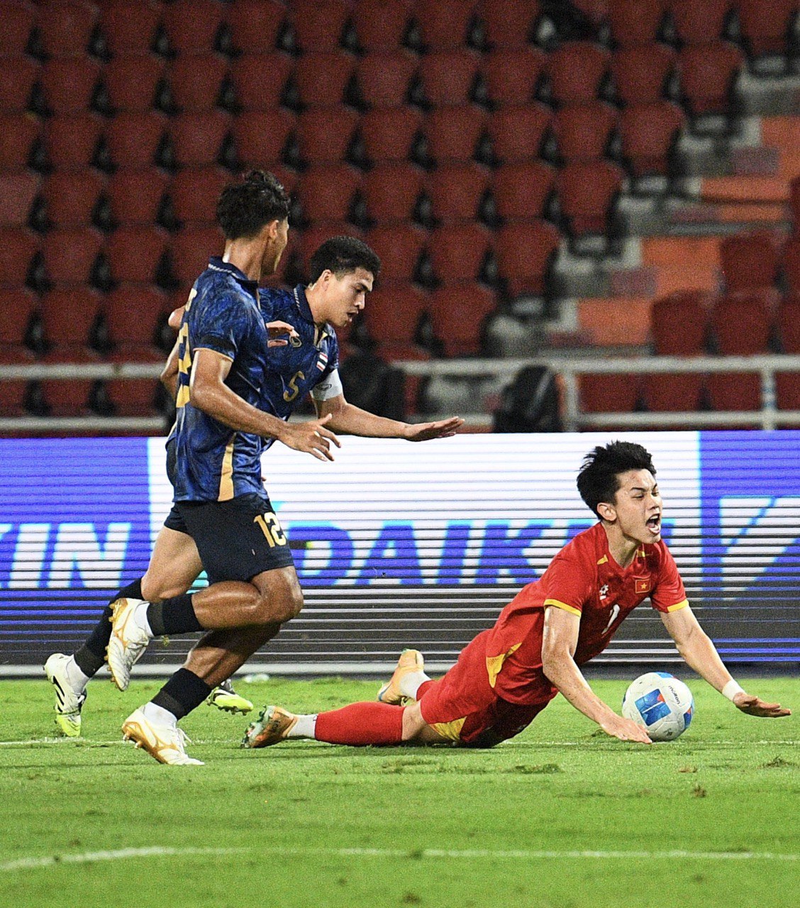 B&ugrave;ng nổ cảm x&uacute;c SEA Games, ngắm trọn khoảnh khắc U22 Việt Nam thi đấu cực ki&ecirc;n cường trước Th&aacute;i Lan- Ảnh 2.