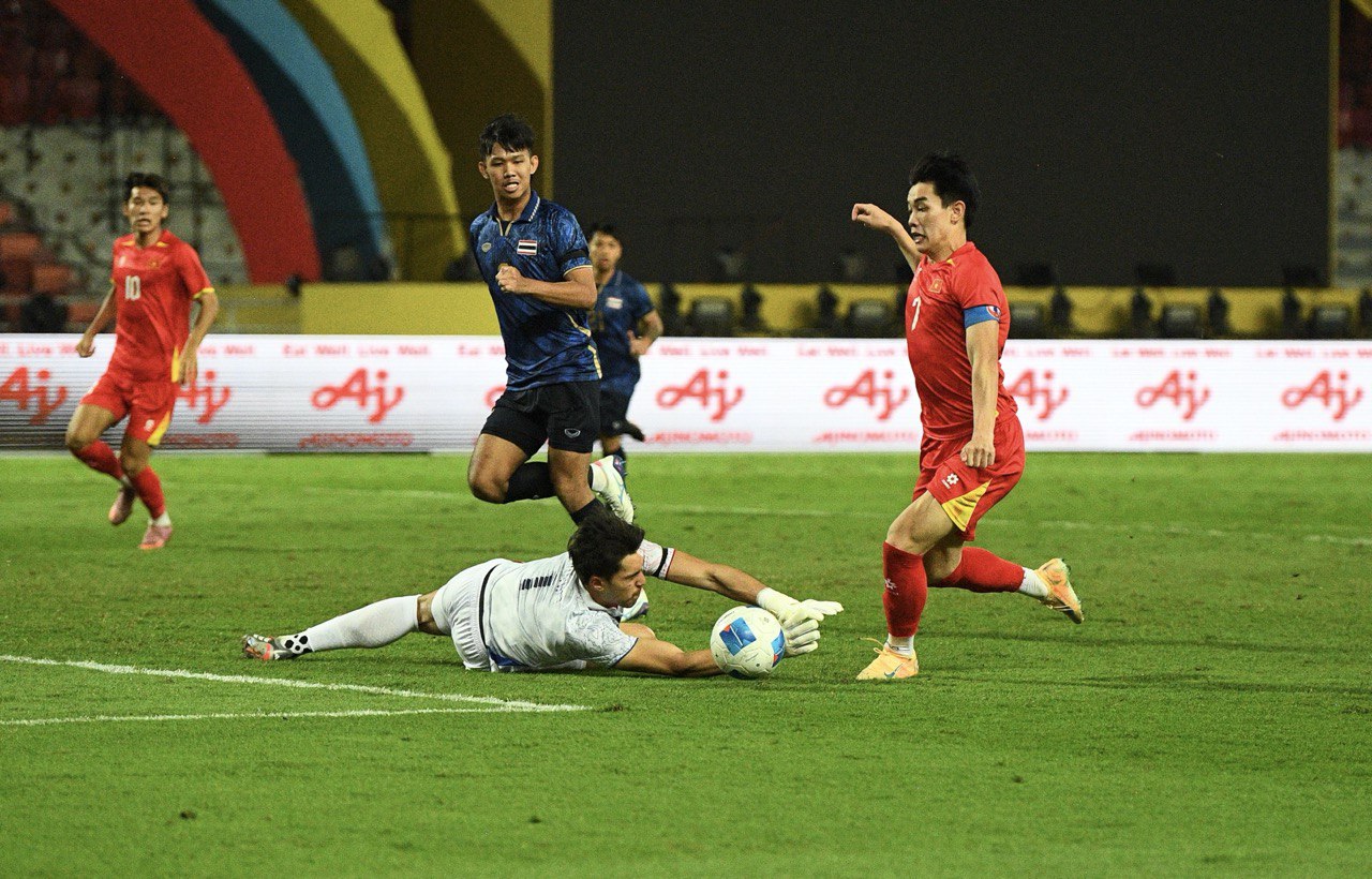 B&ugrave;ng nổ cảm x&uacute;c SEA Games, ngắm trọn khoảnh khắc U22 Việt Nam thi đấu cực ki&ecirc;n cường trước Th&aacute;i Lan- Ảnh 1.