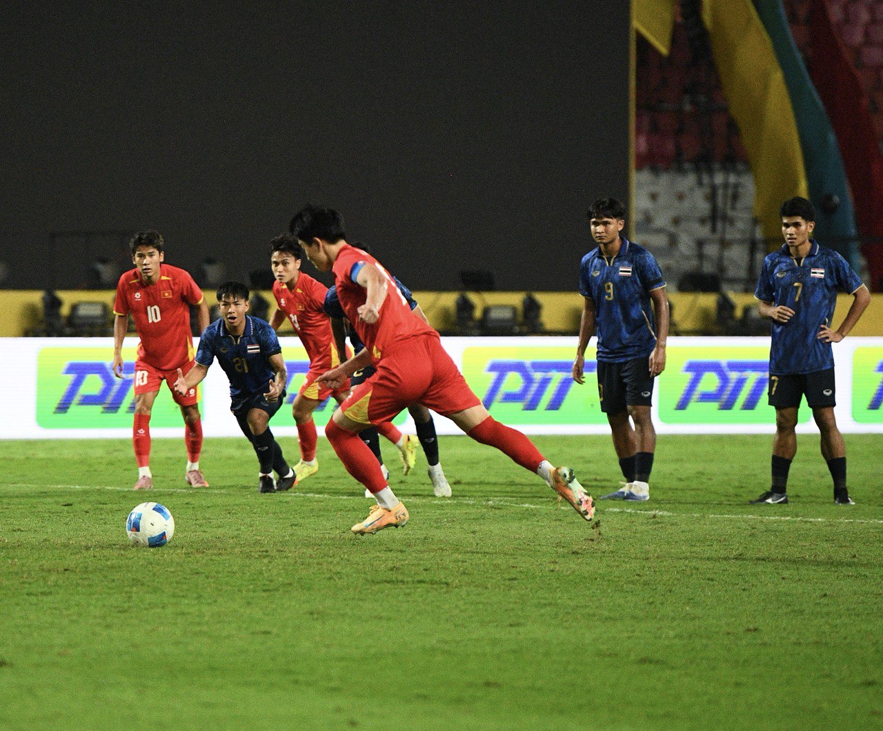 B&ugrave;ng nổ cảm x&uacute;c SEA Games, ngắm trọn khoảnh khắc U22 Việt Nam thi đấu cực ki&ecirc;n cường trước Th&aacute;i Lan- Ảnh 6.