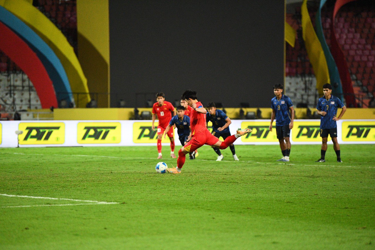 B&ugrave;ng nổ cảm x&uacute;c SEA Games, ngắm trọn khoảnh khắc U22 Việt Nam thi đấu cực ki&ecirc;n cường trước Th&aacute;i Lan- Ảnh 5.