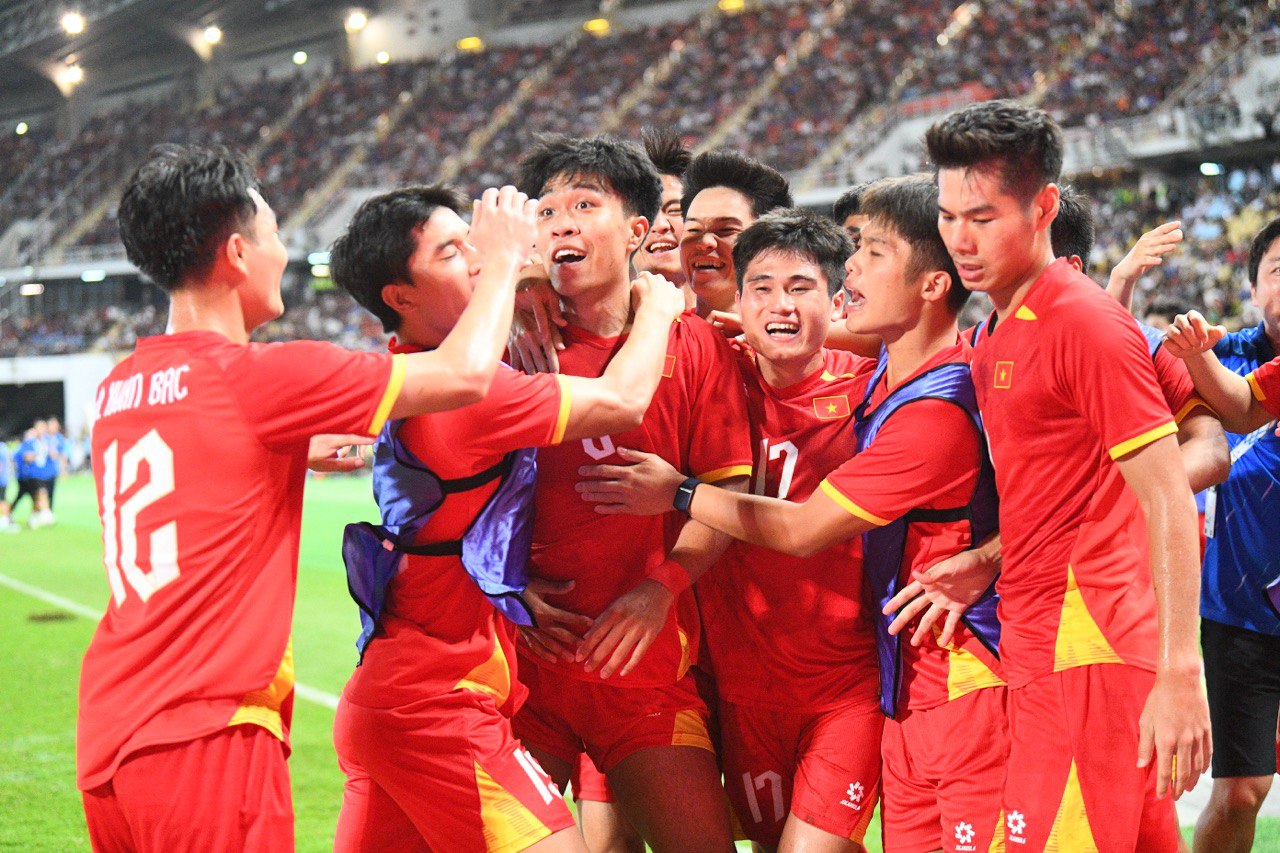 B&ugrave;ng nổ cảm x&uacute;c SEA Games, ngắm trọn khoảnh khắc U22 Việt Nam thi đấu cực ki&ecirc;n cường trước Th&aacute;i Lan- Ảnh 13.