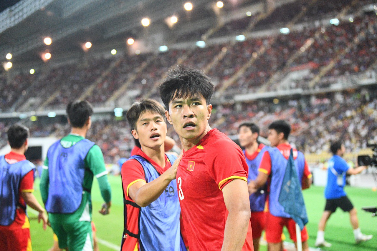 B&ugrave;ng nổ cảm x&uacute;c SEA Games, ngắm trọn khoảnh khắc U22 Việt Nam thi đấu cực ki&ecirc;n cường trước Th&aacute;i Lan- Ảnh 11.