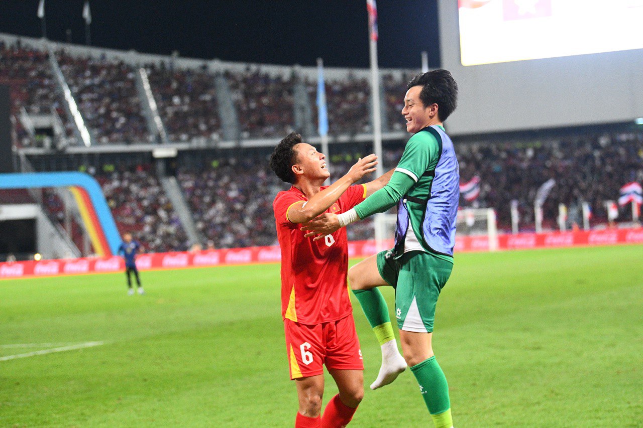 B&ugrave;ng nổ cảm x&uacute;c SEA Games, ngắm trọn khoảnh khắc U22 Việt Nam thi đấu cực ki&ecirc;n cường trước Th&aacute;i Lan- Ảnh 10.