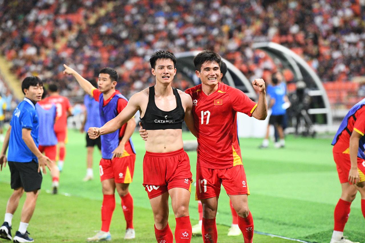 Hotboy Thanh Nhàn ghi bàn quyết định cho U22 Việt Nam cởi áo ăn mừng lộ body cực phẩm- Ảnh 11. Hotboy Thanh Nhàn ghi bàn quyết định cho U22 Việt Nam cởi áo ăn mừng lộ body cực phẩm- Ảnh 11.