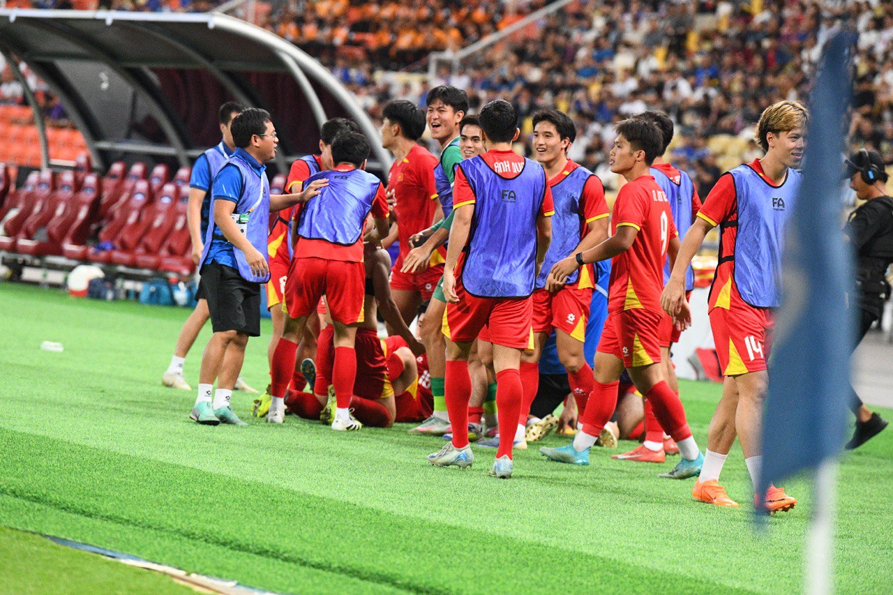 Hotboy Thanh Nhàn ghi bàn quyết định cho U22 Việt Nam cởi áo ăn mừng lộ body cực phẩm- Ảnh 12. Hotboy Thanh Nhàn ghi bàn quyết định cho U22 Việt Nam cởi áo ăn mừng lộ body cực phẩm- Ảnh 12.